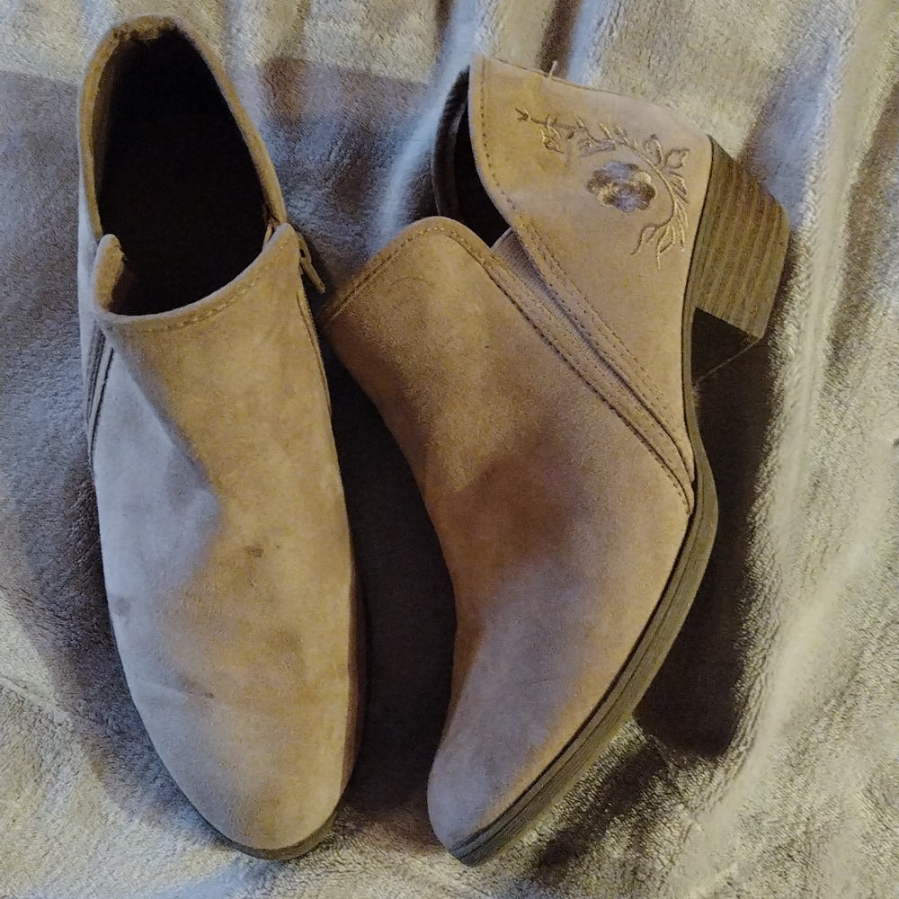 Suede ankle boots worn once